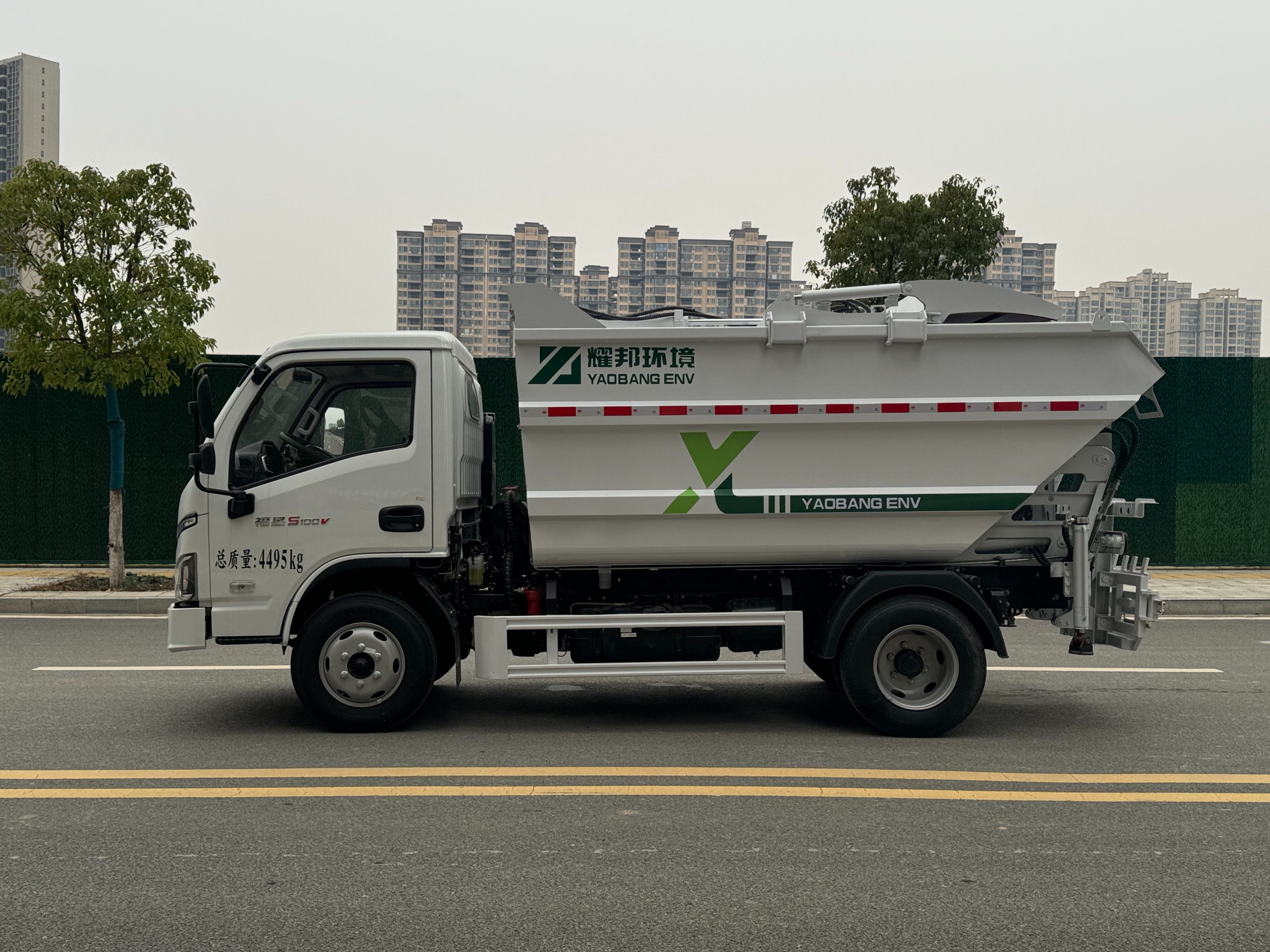 Automatic garbage truck for loading and unloading