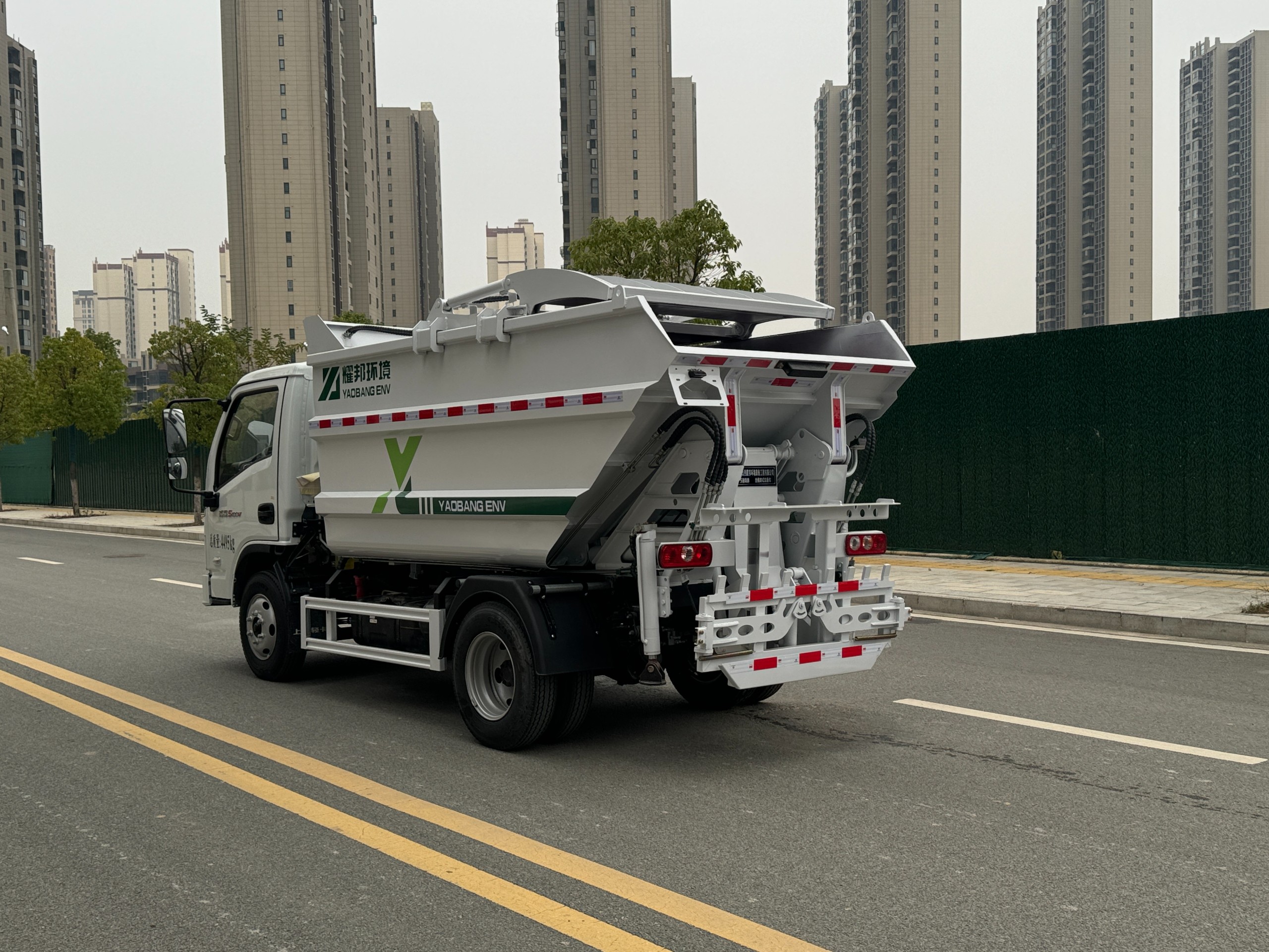 Automatic garbage truck for loading and unloading