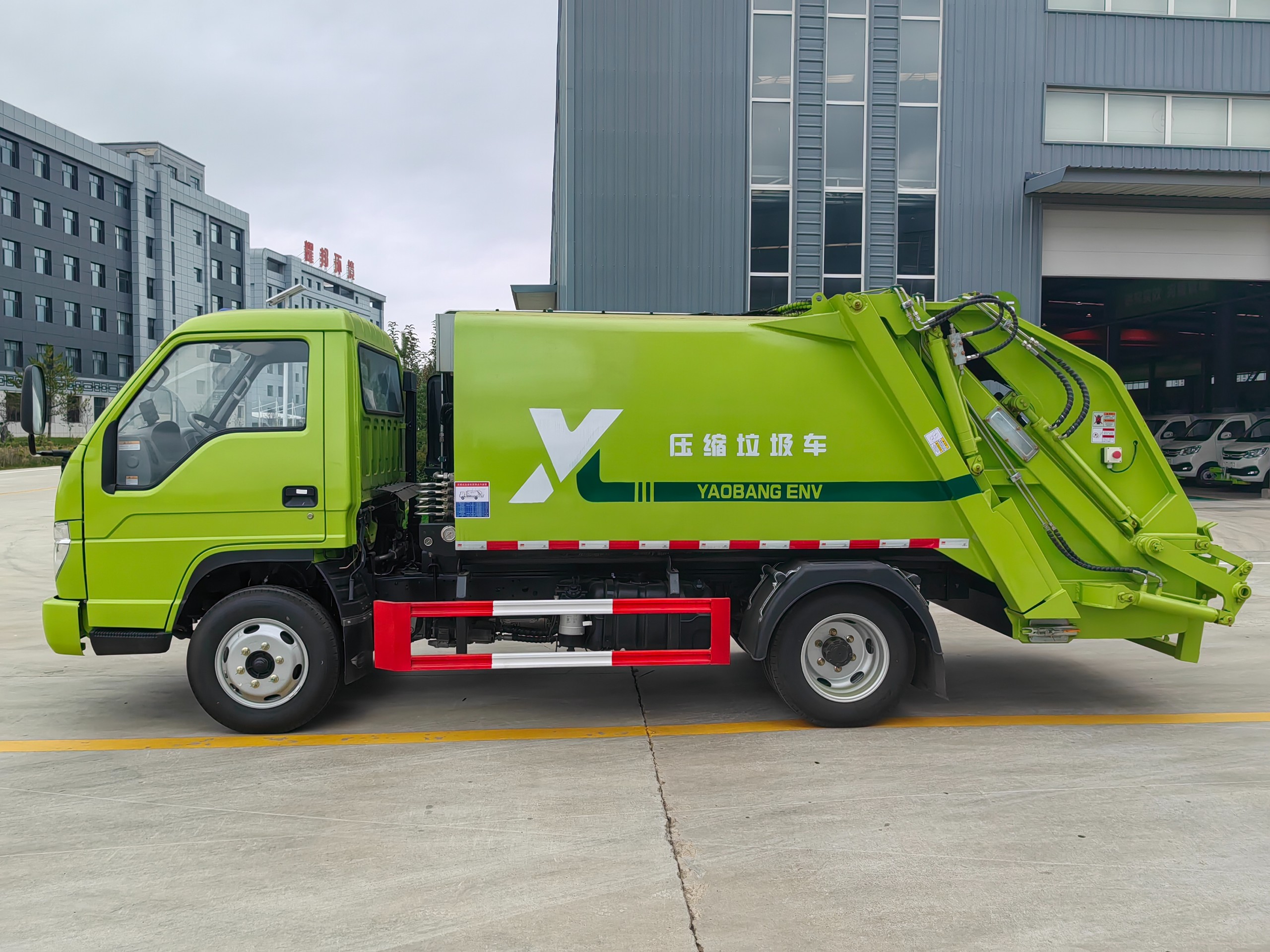 Garbage compression truck