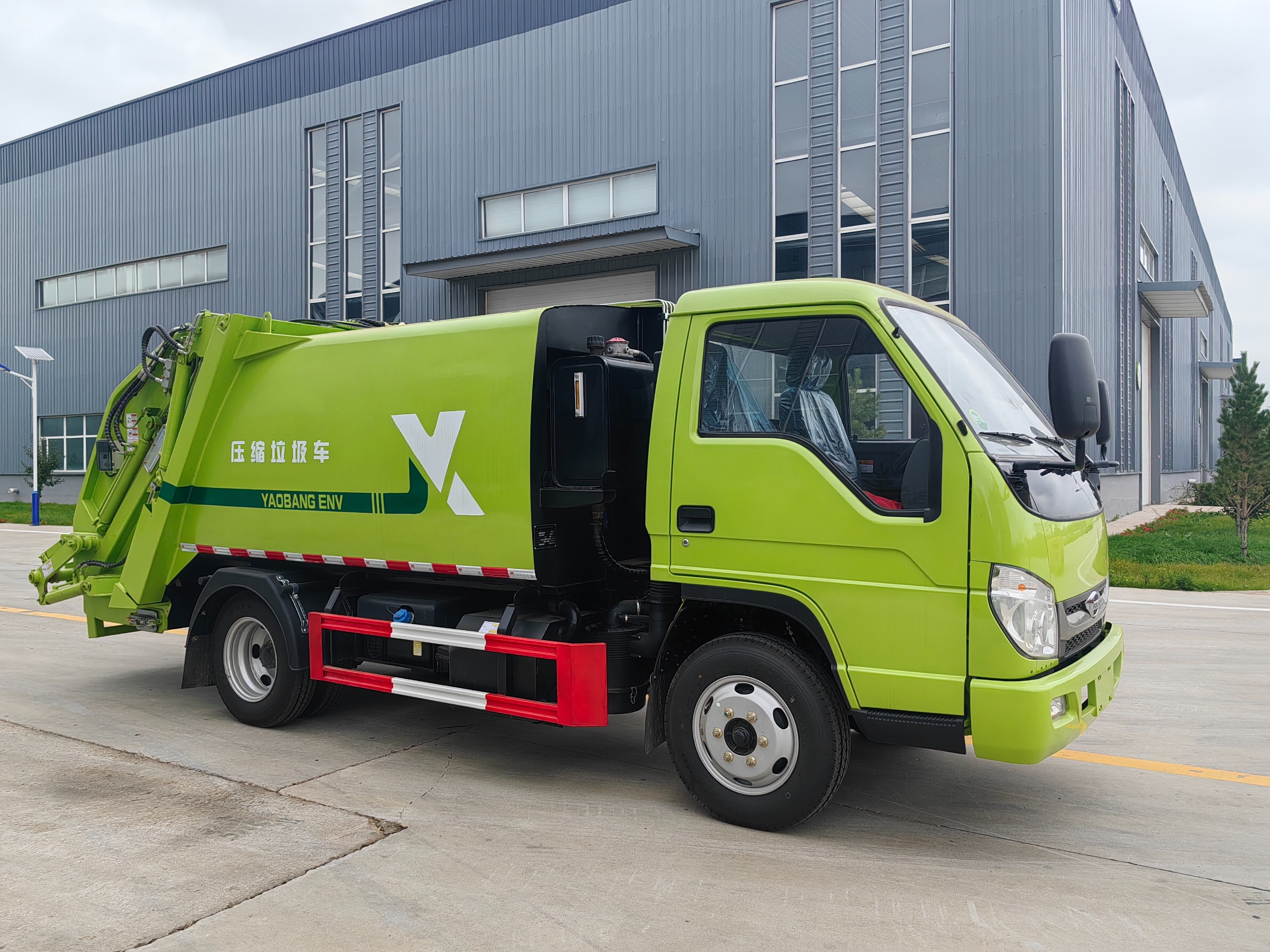 Garbage compression truck