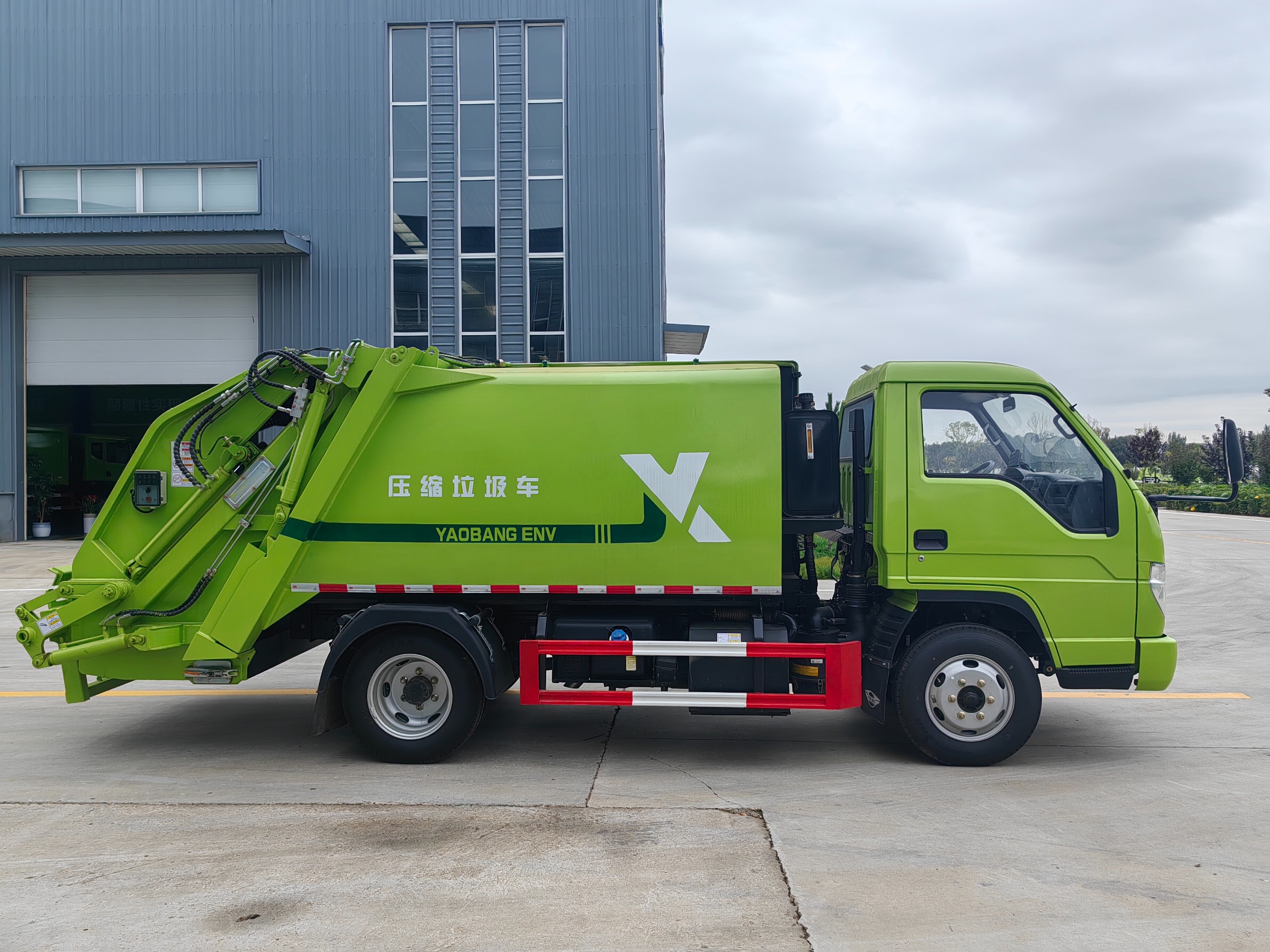 Compressed garbage truck