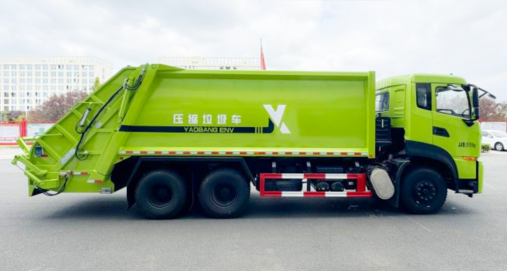 Garbage compression transport vehicle