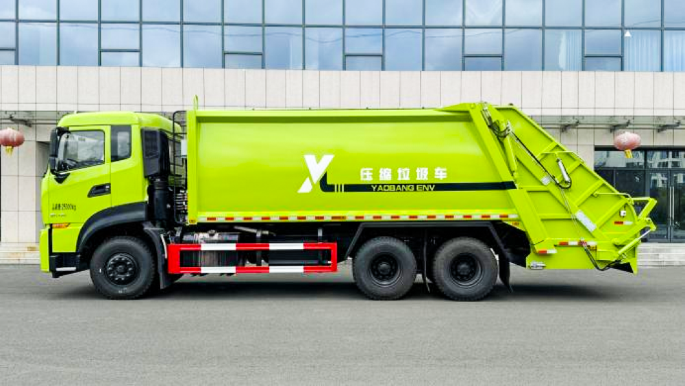 Large compressed garbage truck